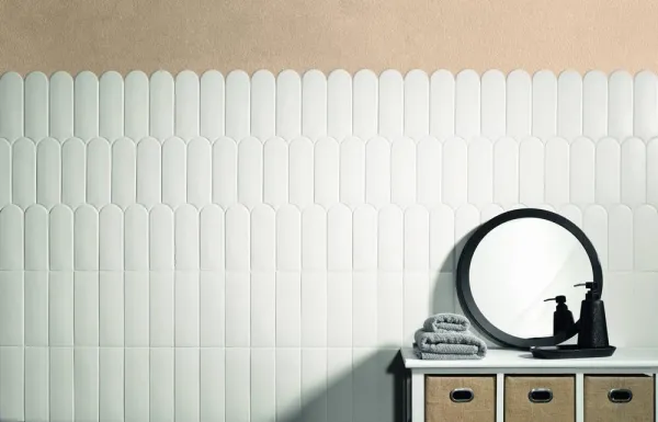 Baño con azulejos efecto monocolor en tonos neutros, colección Fan de Natucer