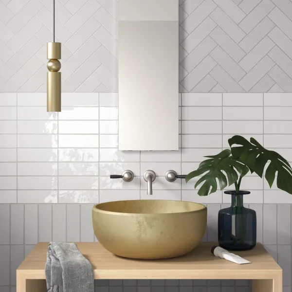 Baño con azulejos efecto monocolor en tonos neutros, colección Fango de Equipe