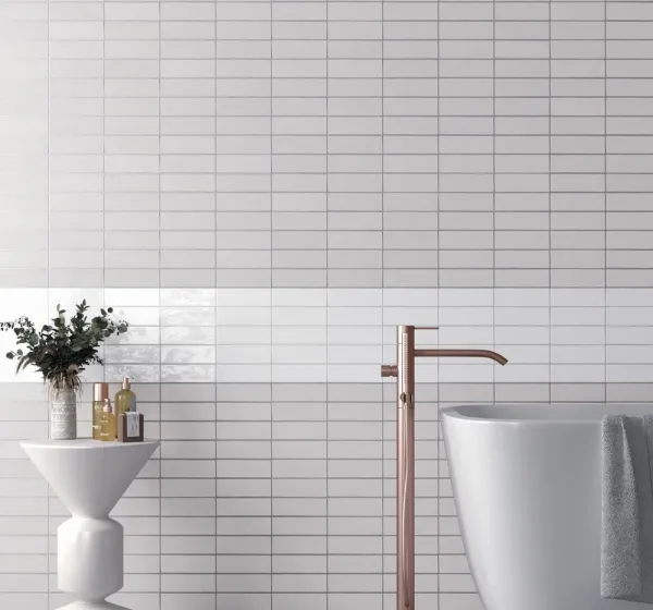 Baño con azulejos efecto monocolor en tonos neutros, colección Fango de Equipe