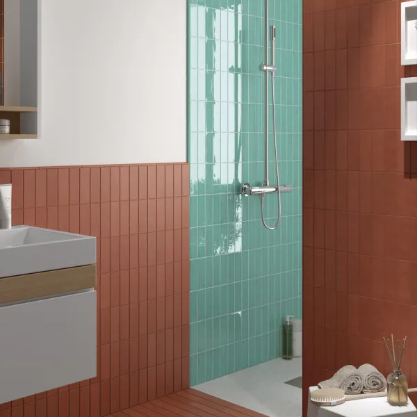 Baño con azulejos efecto monocolor en tonos cálidos, colección Fango de Equipe