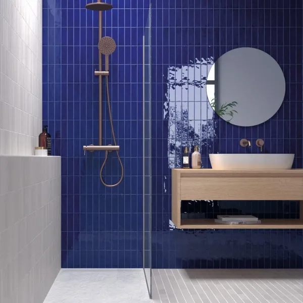 Baño con azulejos efecto monocolor en tonos fríos, colección Fango de Equipe