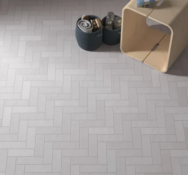 Baño con azulejos efecto monocolor en tonos neutros, colección Fango de Equipe
