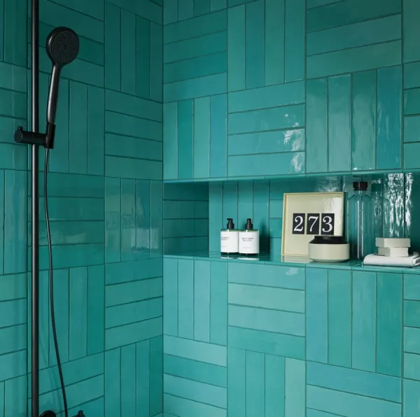 Baño con azulejos efecto monocolor en tonos fríos, colección Flash de DNA Tiles