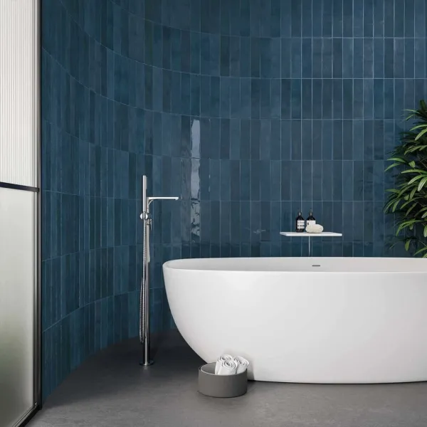 Baño con azulejos efecto monocolor en tonos fríos, colección Flash de DNA Tiles