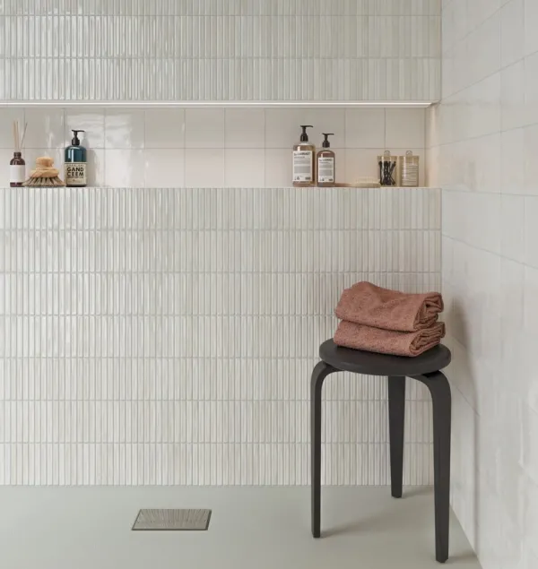 Baño con azulejos efecto monocolor en tonos neutros, colección Flash de DNA Tiles