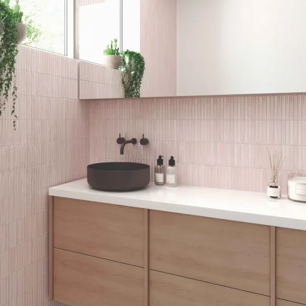 Baño con azulejos efecto monocolor en tonos cálidos, colección Flash de DNA Tiles