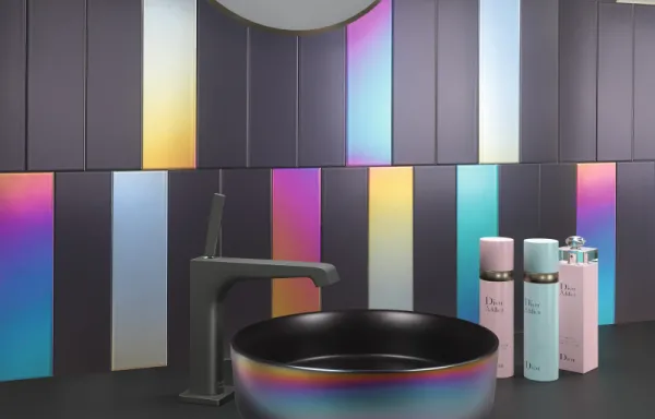 Baño con azulejos efecto monocolor en tonos fríos, colección Flat de Dune