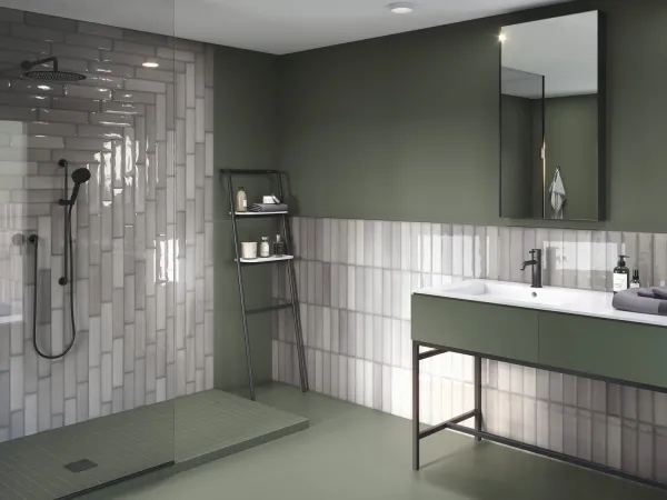 Baño con azulejos efecto monocolor en tonos neutros, colección Four seasons de Ape