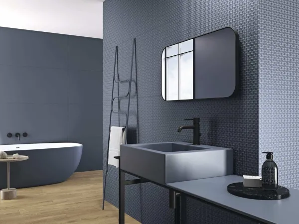 Baño con azulejos efecto monocolor en tonos fríos, colección Four seasons de Ape