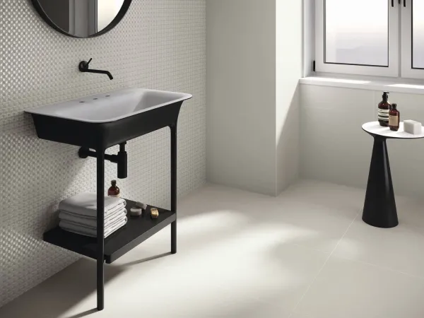 Baño con azulejos efecto monocolor en tonos neutros, colección Four seasons de Ape