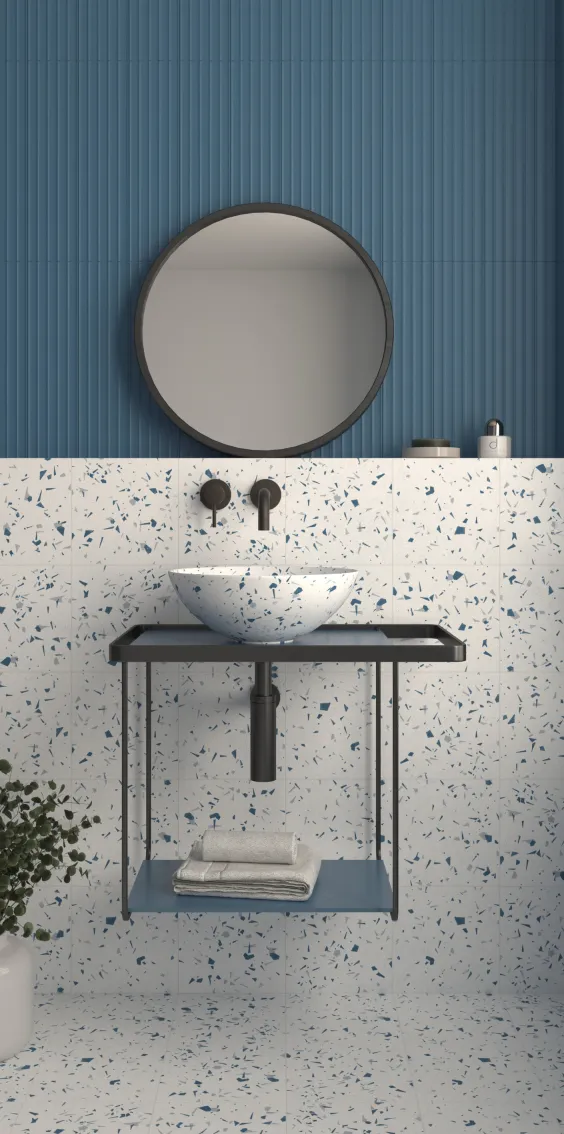 Baño con azulejos efecto monocolor en tonos fríos, colección Fragmenta & ima de Dune