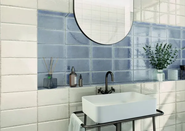 Baño con azulejos efecto monocolor en tonos fríos, colección Frame de Natucer