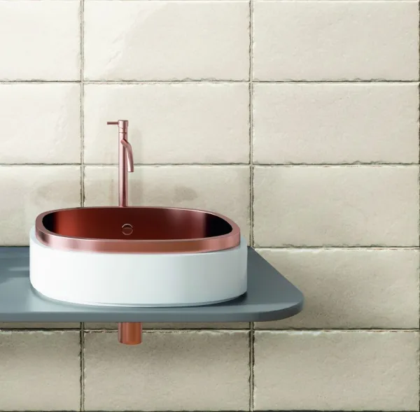 Baño con azulejos efecto monocolor, colección Frame de Natucer