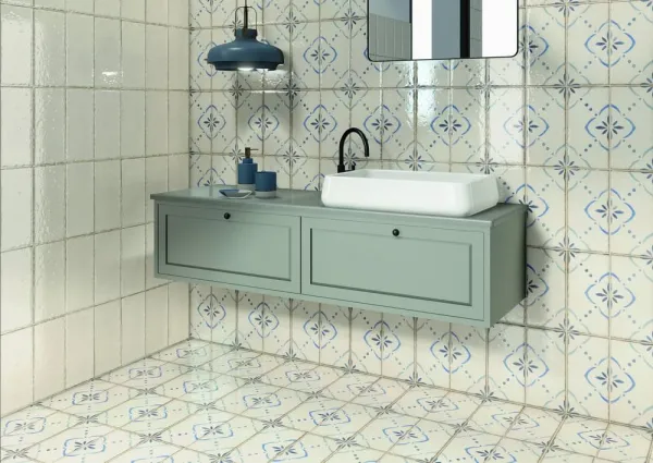 Baño con azulejos efecto monocolor en tonos fríos, colección Frame de Natucer