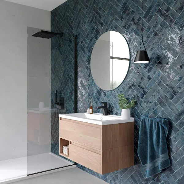 Baño con azulejos efecto monocolor en tonos fríos, colección Fusión de Ribesalbes
