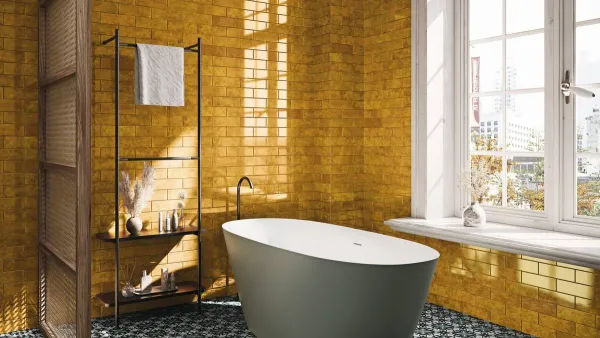 Baño con azulejos efecto monocolor en tonos cálidos, colección Genuine de Ape