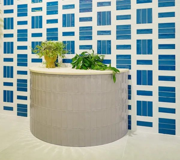Baño con azulejos efecto monocolor en tonos fríos, colección Glint de Harmony