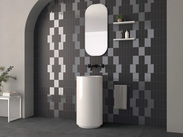 Baño con azulejos efecto monocolor en tonos neutros, colección Glint de Harmony