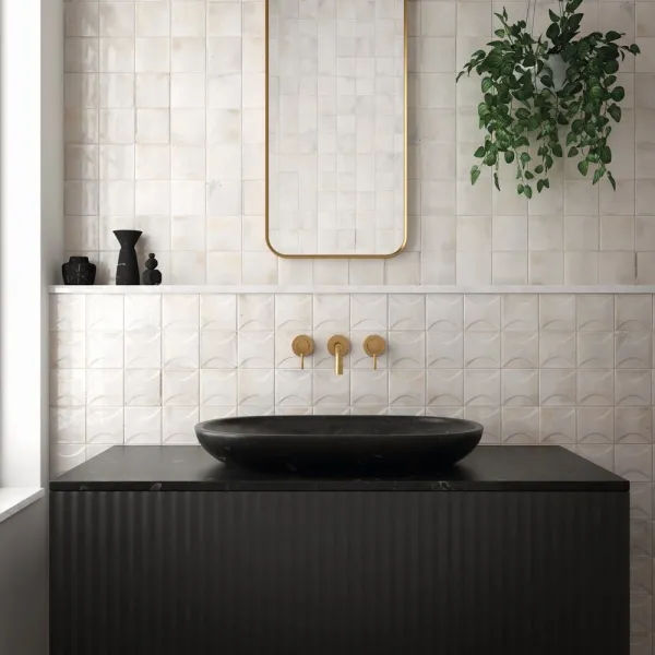 Baño con azulejos efecto monocolor en tonos neutros, colección Hanoi de Equipe