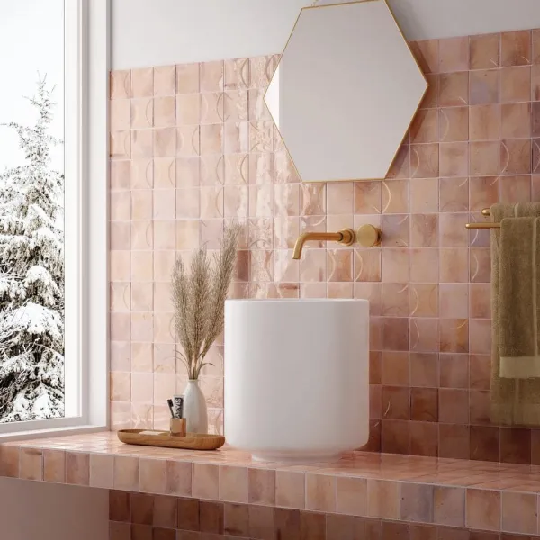 Baño con azulejos efecto monocolor en tonos cálidos, colección Hanoi de Equipe
