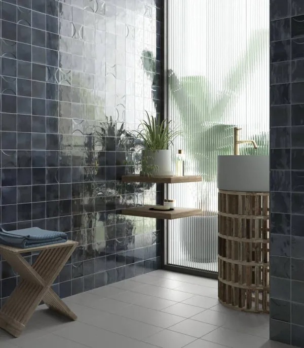 Baño con azulejos efecto monocolor en tonos fríos, colección Hanoi de Equipe