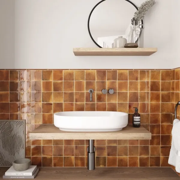 Baño con azulejos efecto monocolor en tonos cálidos, colección Hanoi de Equipe
