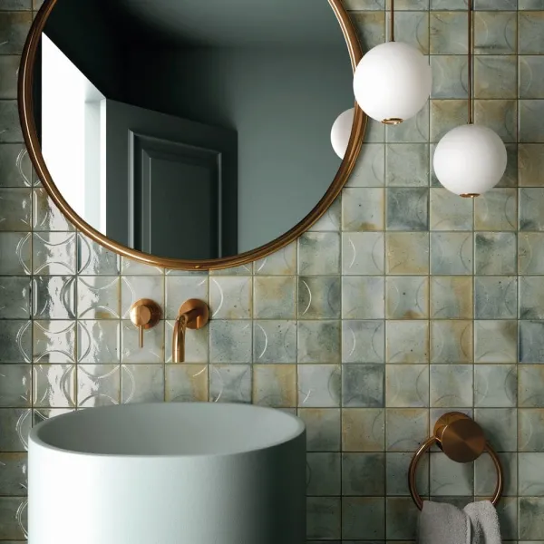 Baño con azulejos efecto monocolor en tonos fríos, colección Hanoi de Equipe