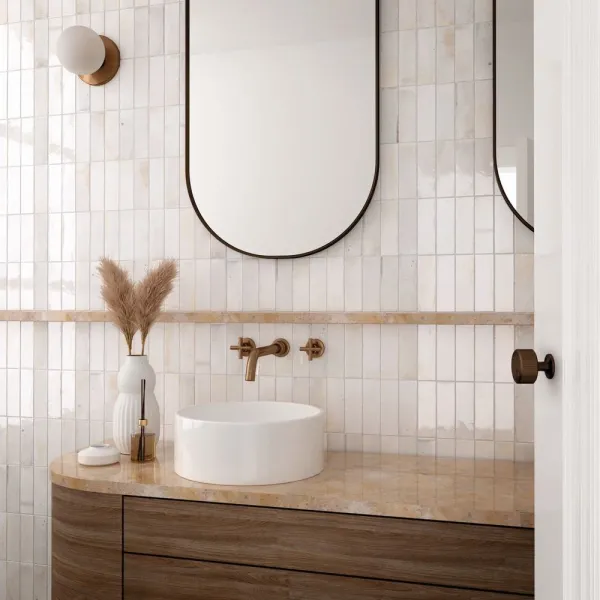Baño con azulejos efecto monocolor en tonos cálidos, colección Hanoi de Equipe