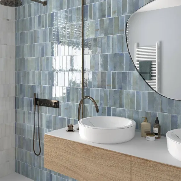 Baño con azulejos efecto monocolor en tonos fríos, colección Hanoi de Equipe
