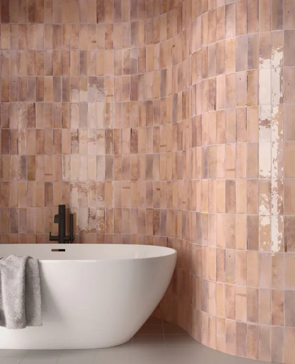 Baño con azulejos efecto monocolor en tonos cálidos, colección Hanoi de Equipe
