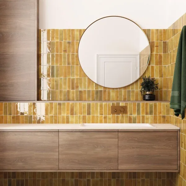 Baño con azulejos efecto monocolor en tonos cálidos, colección Hanoi de Equipe