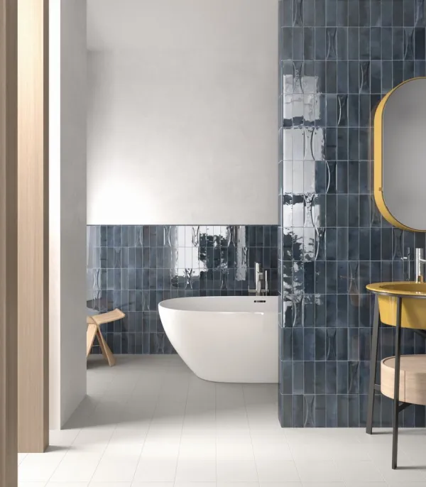 Baño con azulejos efecto monocolor en tonos fríos, colección Hanoi de Equipe