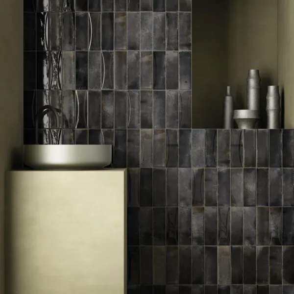 Baño con azulejos efecto monocolor en tonos neutros, colección Hanoi de Equipe