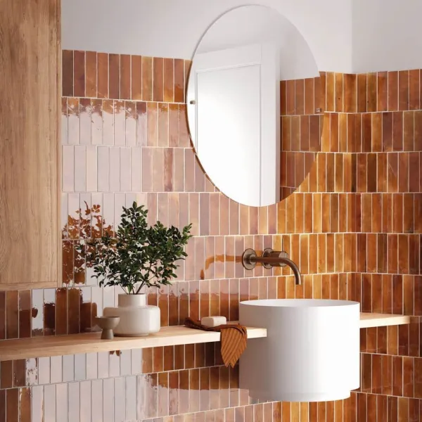 Baño con azulejos efecto monocolor en tonos cálidos, colección Hanoi de Equipe
