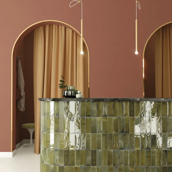 Baño con azulejos efecto monocolor en tonos cálidos, colección Hanoi de Equipe