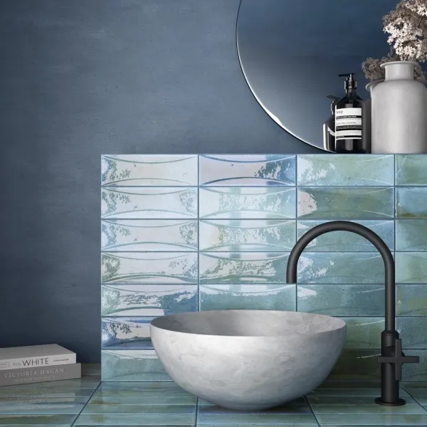 Baño con azulejos efecto monocolor en tonos fríos, colección Hanoi de Equipe