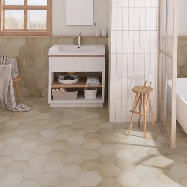 Baño con azulejos efecto monocolor en tonos cálidos, colección Heritage de Equipe