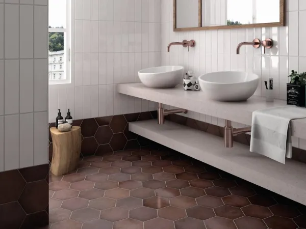 Baño con azulejos efecto monocolor en tonos cálidos, colección Heritage de Equipe