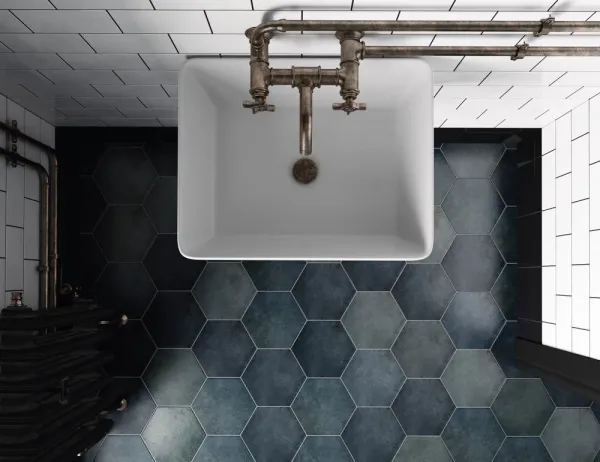 Baño con azulejos efecto monocolor en tonos fríos, colección Heritage de Equipe
