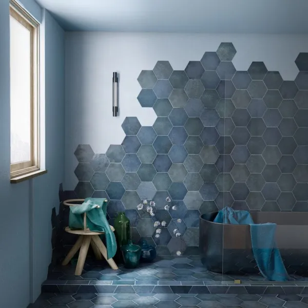 Baño con azulejos efecto monocolor en tonos fríos, colección Heritage de Equipe