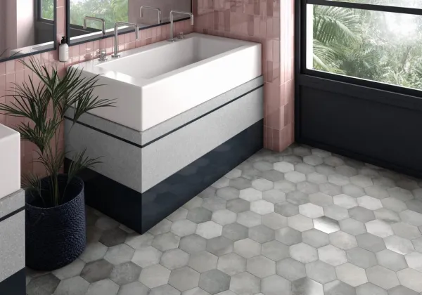 Baño con azulejos efecto monocolor en tonos neutros, colección Heritage de Equipe