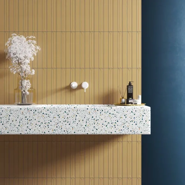 Baño con azulejos efecto monocolor en tonos cálidos, colección Hopp de Equipe
