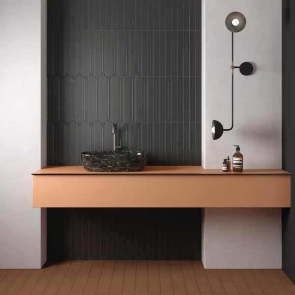 Baño con azulejos efecto monocolor en tonos cálidos, colección Hopp de Equipe