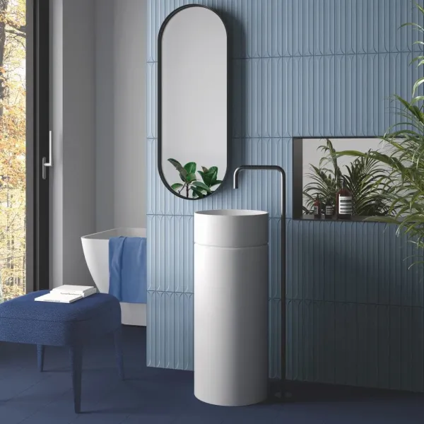 Baño con azulejos efecto monocolor en tonos fríos, colección Hopp de Equipe