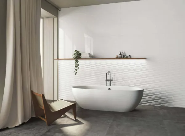 Baño con azulejos efecto monocolor en tonos neutros, colección Ice de Peronda