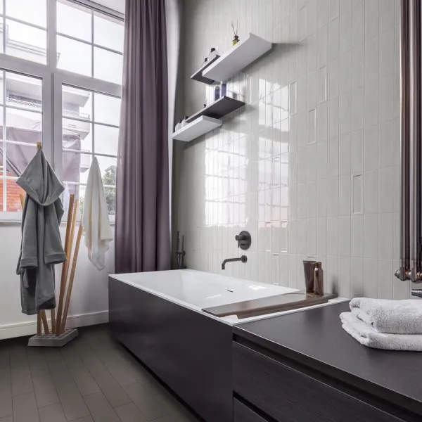 Baño con azulejos efecto monocolor en tonos neutros, colección Island de Equipe