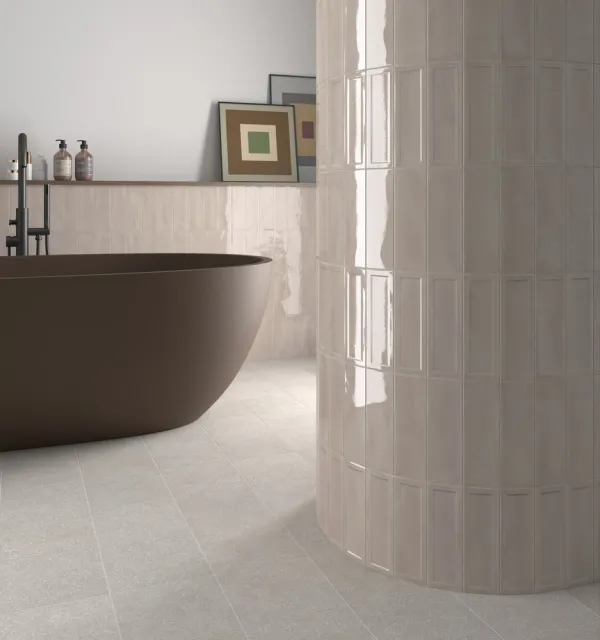 Baño con azulejos efecto monocolor en tonos cálidos, colección Island de Equipe
