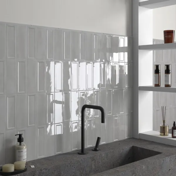 Baño con azulejos efecto monocolor en tonos neutros, colección Island de Equipe