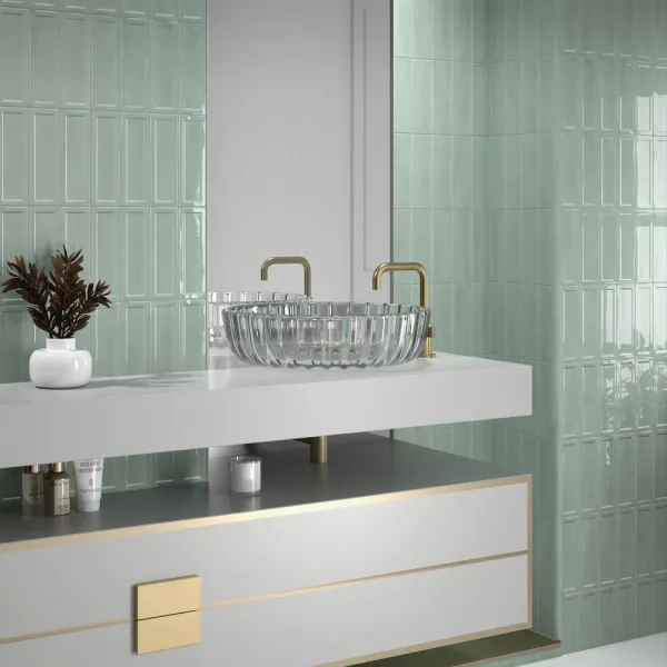 Baño con azulejos efecto monocolor en tonos fríos, colección Island de Equipe