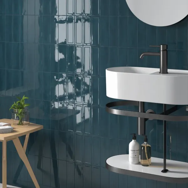 Baño con azulejos efecto monocolor en tonos fríos, colección Island de Equipe